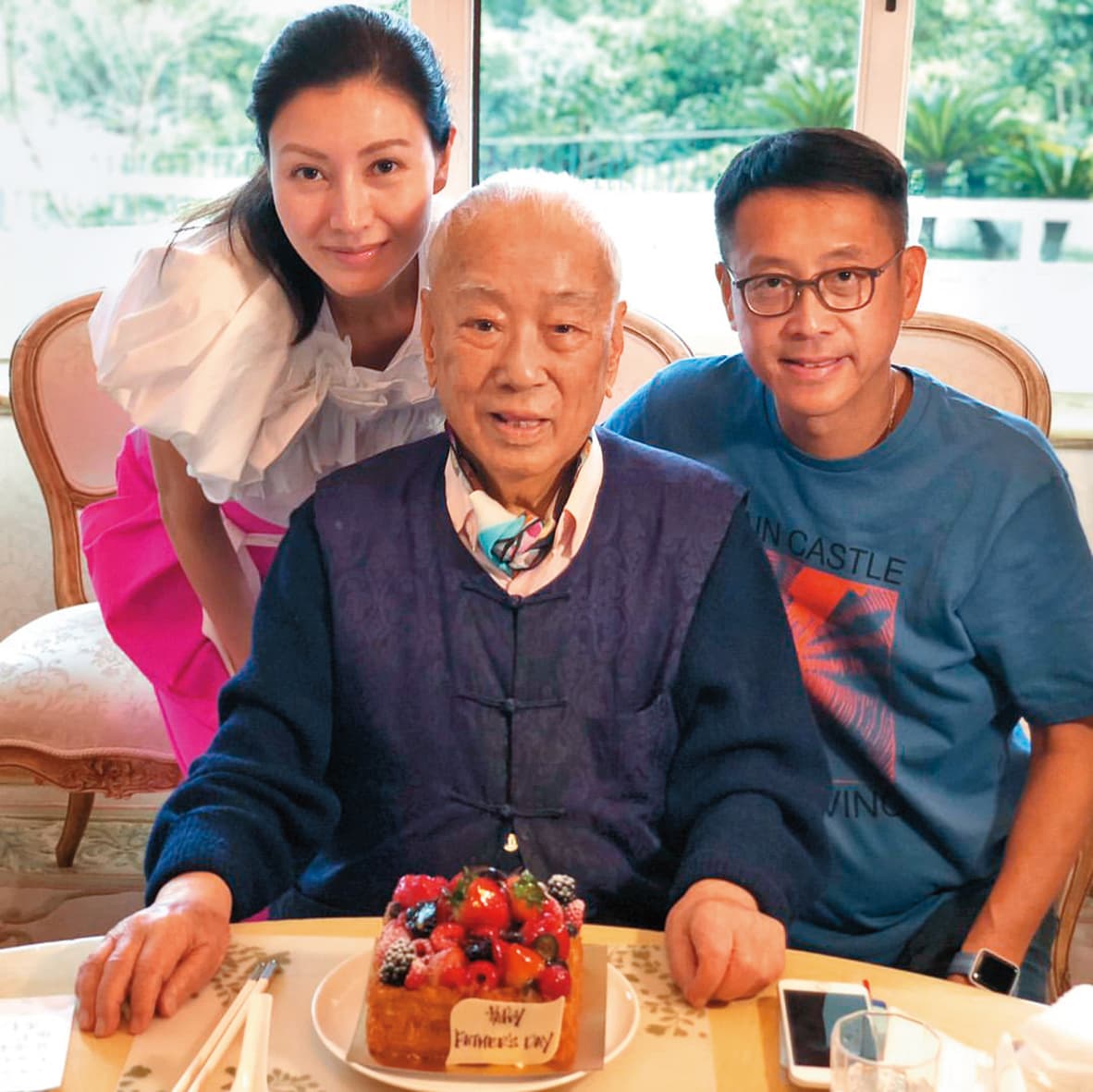許家大家長許世勳(中)2018年去世,生前將約新台幣1,586億元財產信託,許晉亨與李嘉欣只能月領800萬元「零用金」過活。(翻攝自李嘉欣IG)