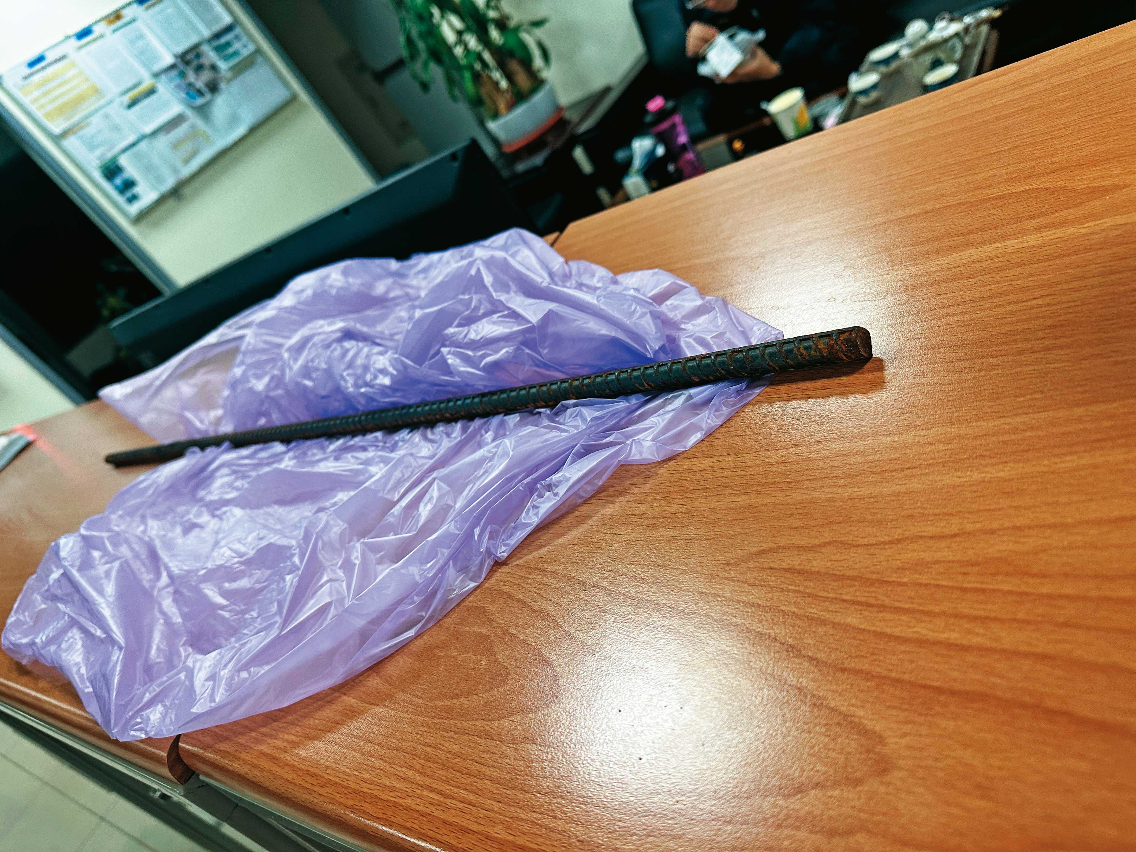 少年攻擊C小姐後,帶著鐵棍(圖)到警局投案。(讀者提供)