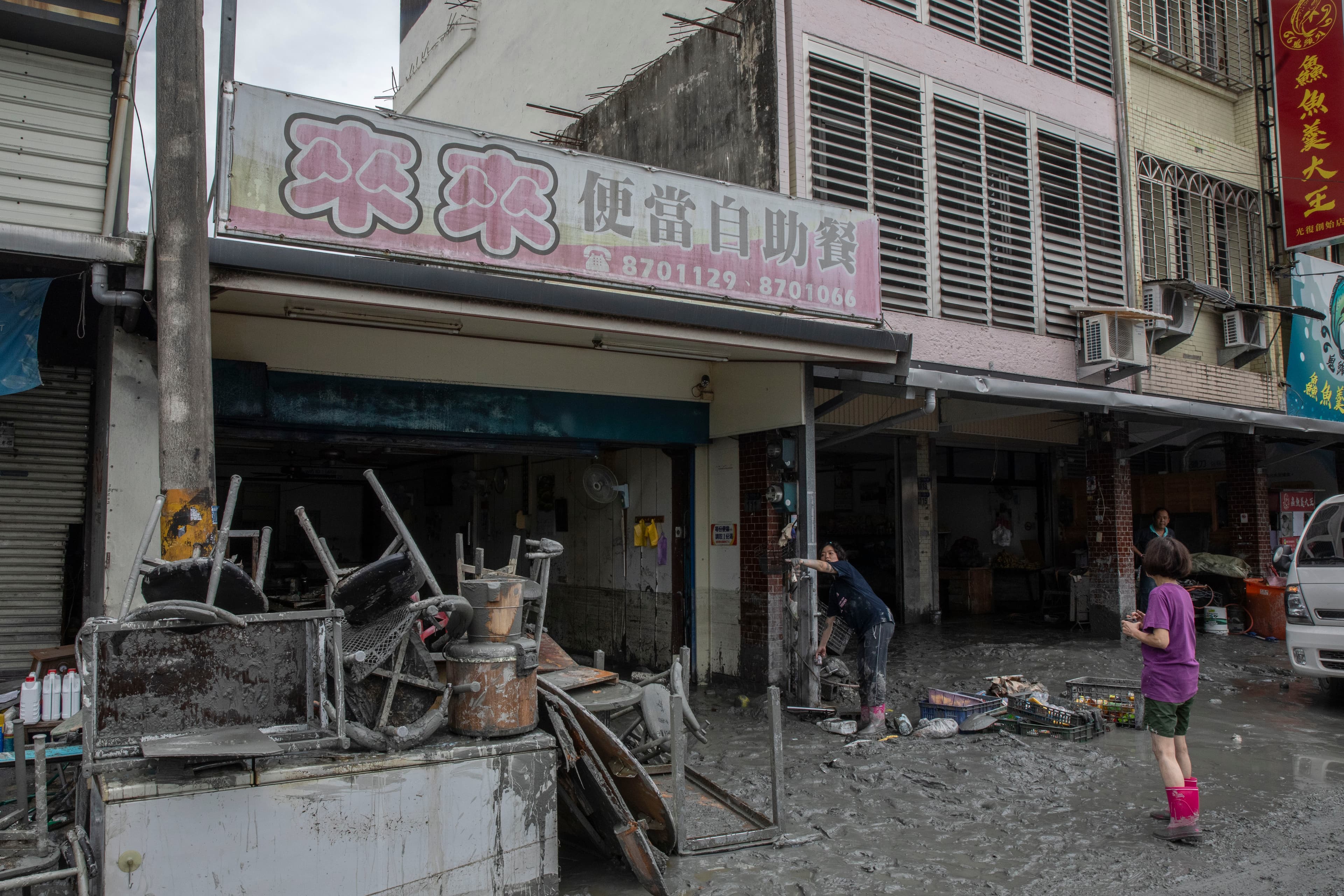 水災當日林稚晴家一樓的家電、家具都被沖倒毀壞,她只能躲在2樓避難。(受訪者提供)