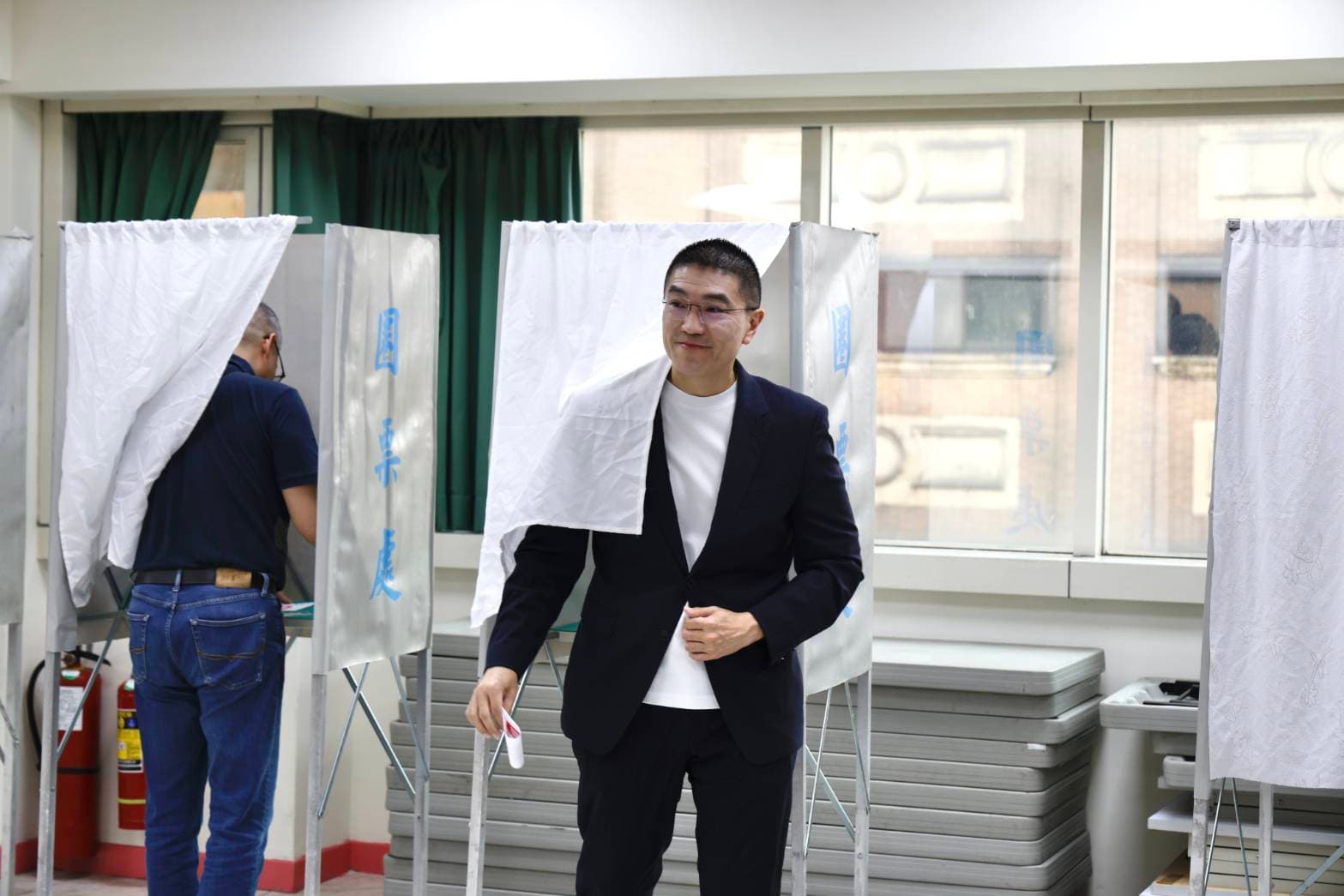 市長謝國樑一大早就現身投票所投票。