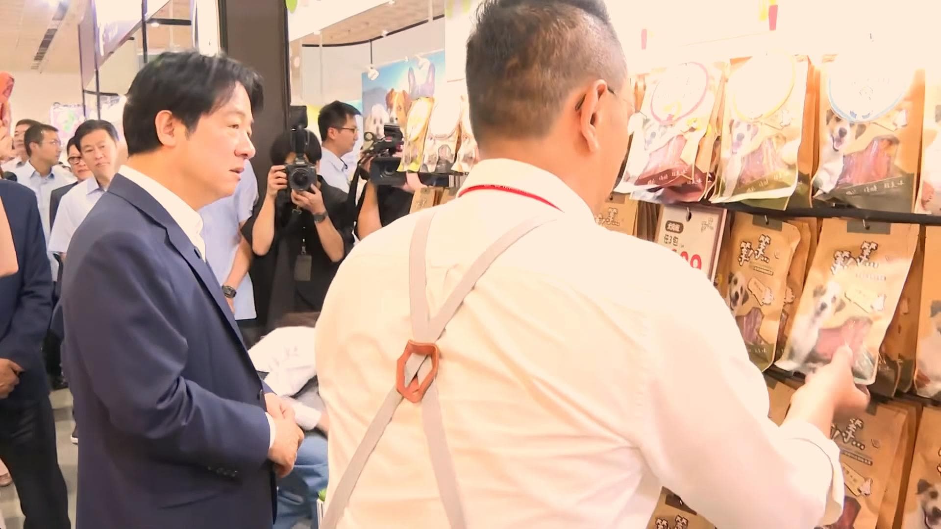 賴清德今逛寵物用品展,遇到業者分享「人狗共食」的肉條,直接接過來放進嘴裡,還直呼好吃。