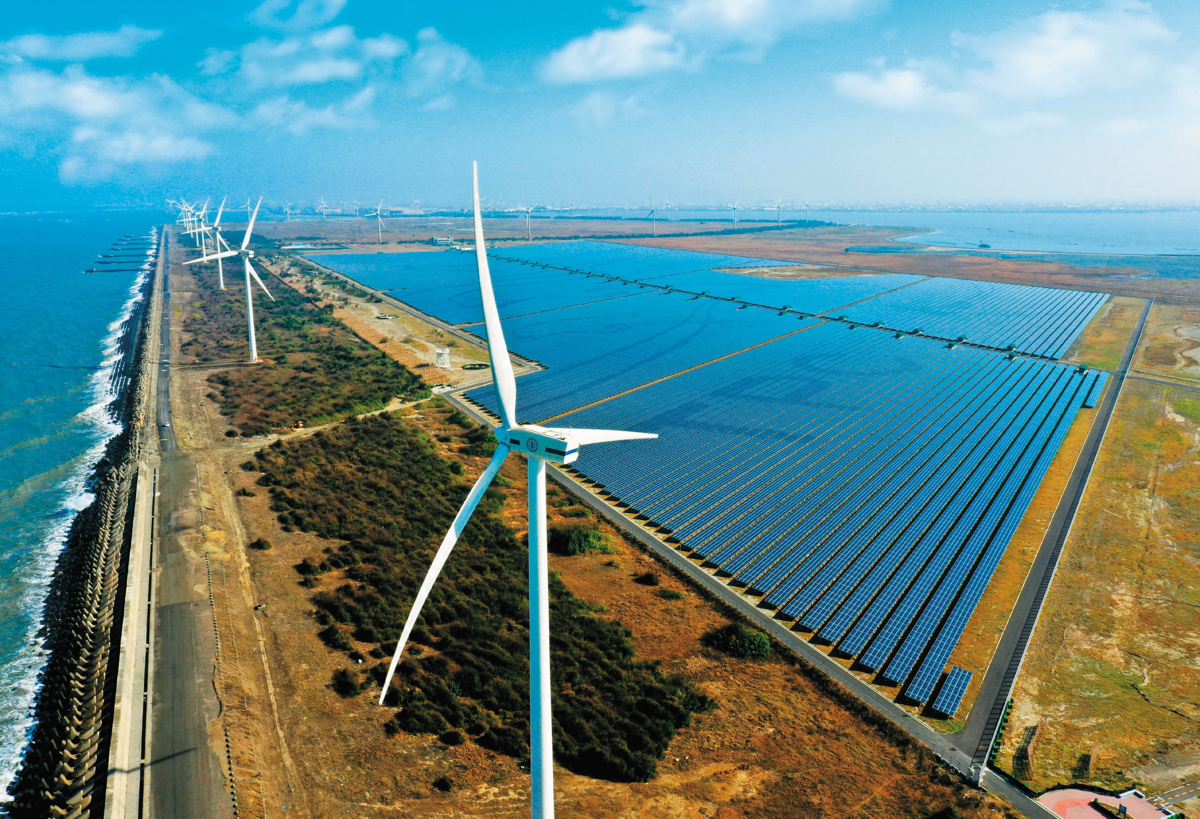 再生能源崛起,傳統電網跟著升級成智慧電網,擔任收集電力資訊的「智慧電表」成關鍵基礎建設。(台電提供)