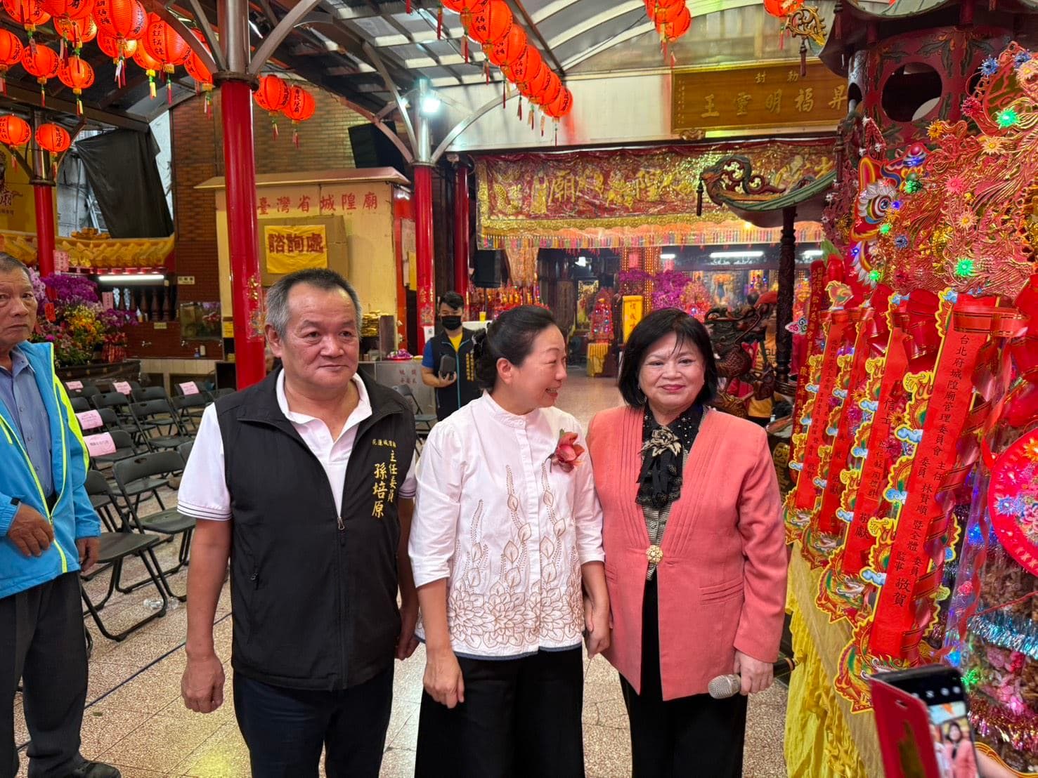 徐榛蔚25日才在台北的台灣省城隍廟參拜,接受捐贈物資。(花蓮縣府提供)