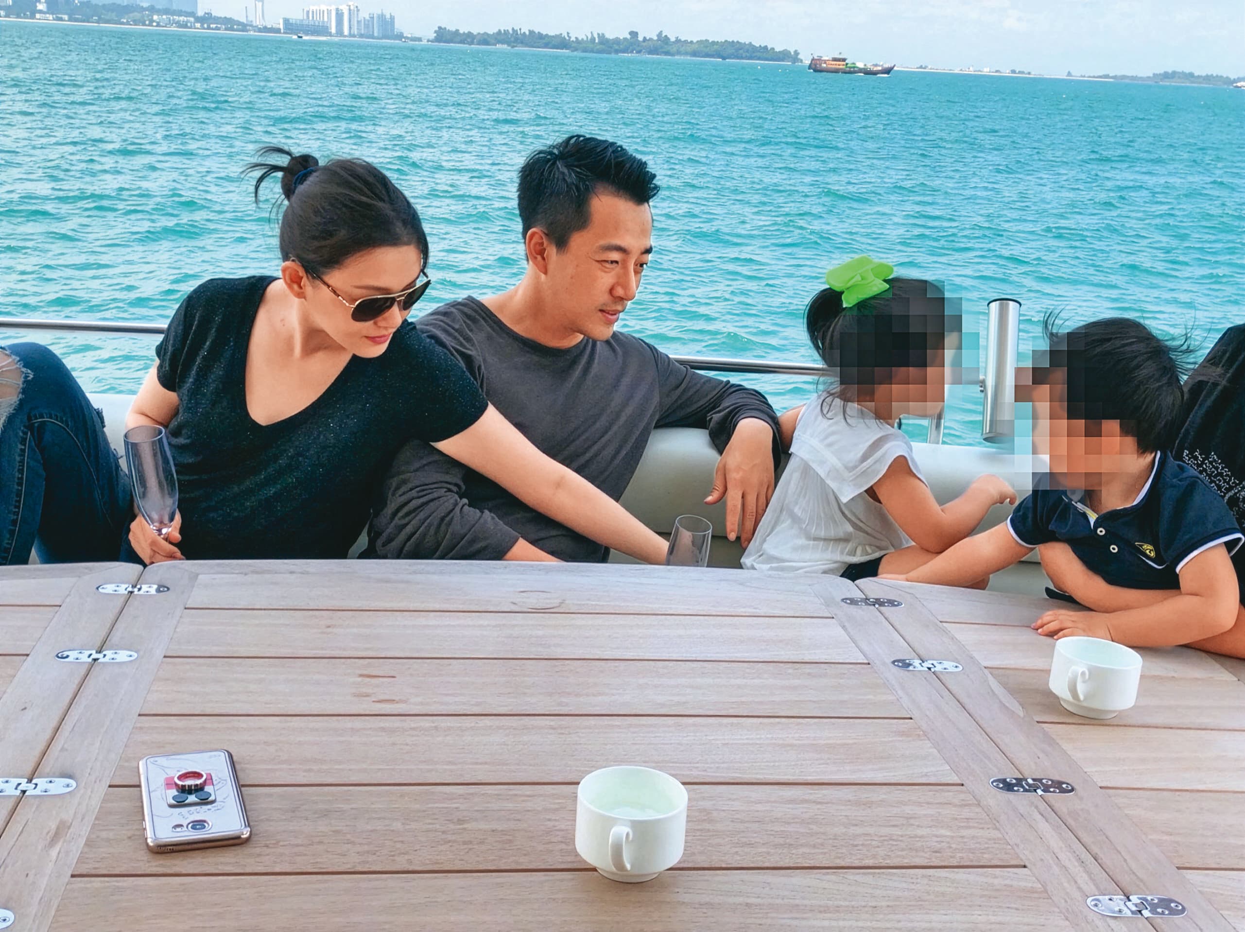 汪小菲（左二）和大S（左一）育有1子1女，離婚後，大S因流感突然離世。（翻攝自大S微博）