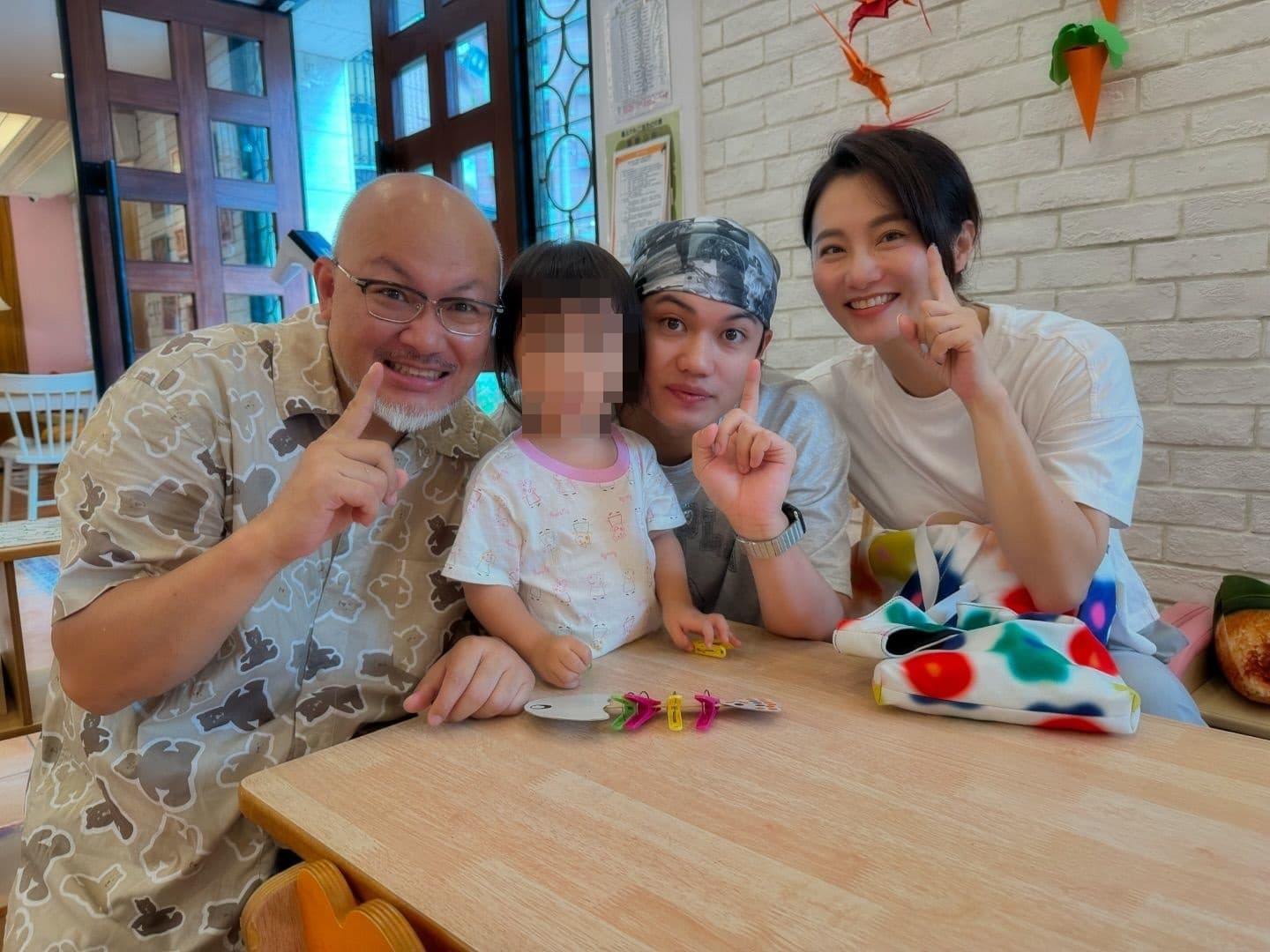 劉亮佐和趙小僑有一子一女和樂融融。(翻攝臉書)