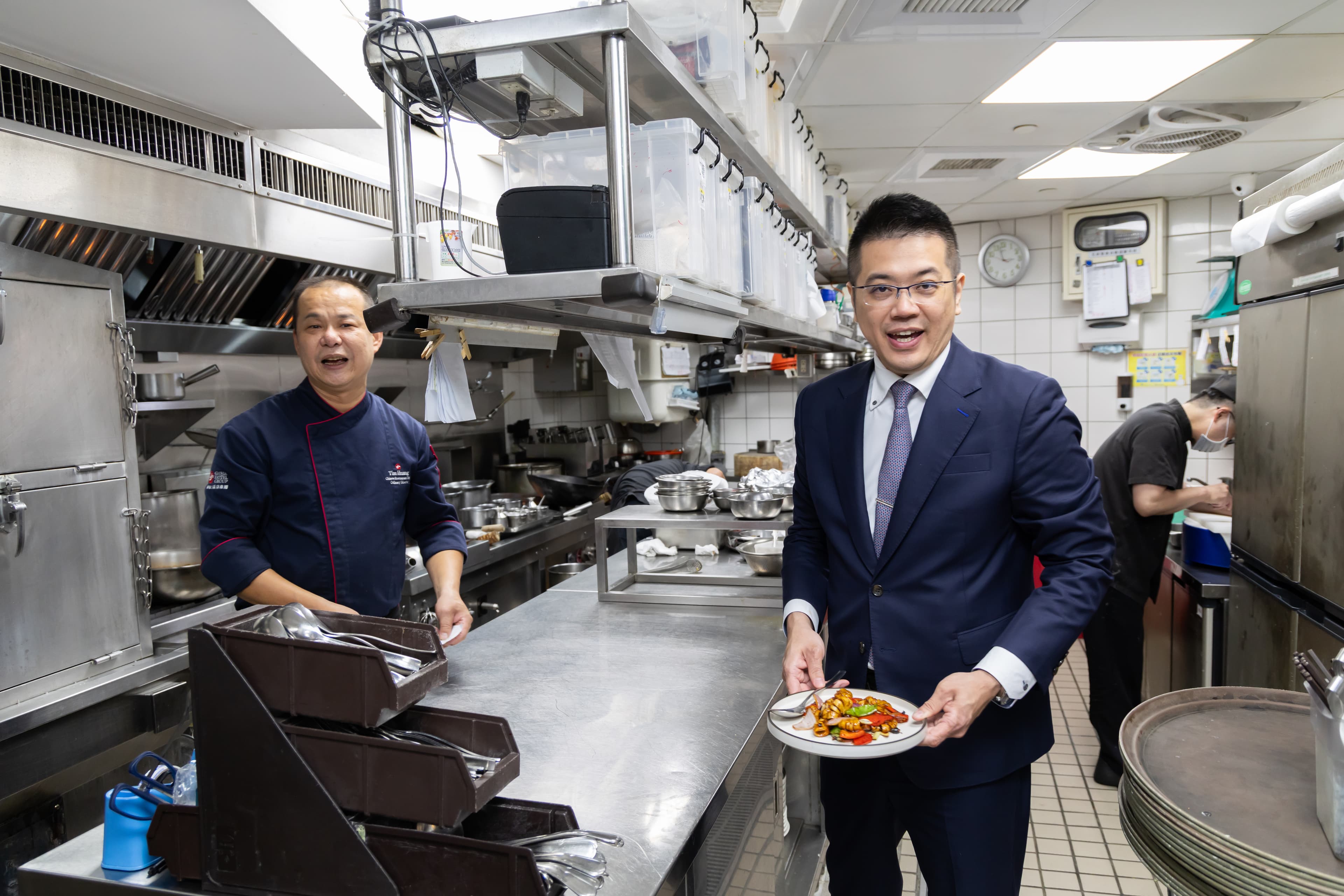 華泰王子飯店昔有「總統御用廚房」美譽，掌管餐飲事業群的「華泰寶寶」郭宗鑫（右）幾乎可說是跟陳炯福接班軌跡一起成長的。