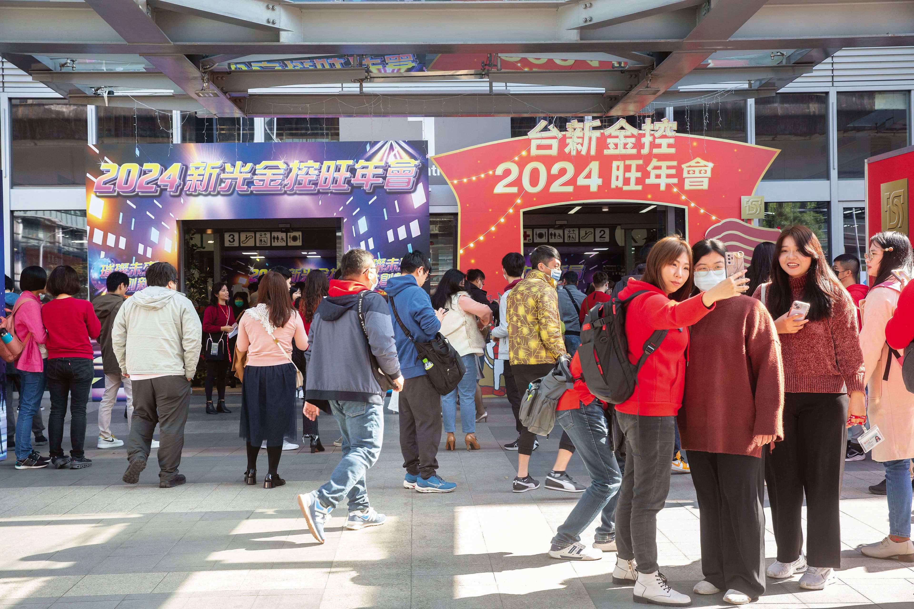 台新金新光金合併還得面臨匯損挑戰,讓吳東亮相當頭大。