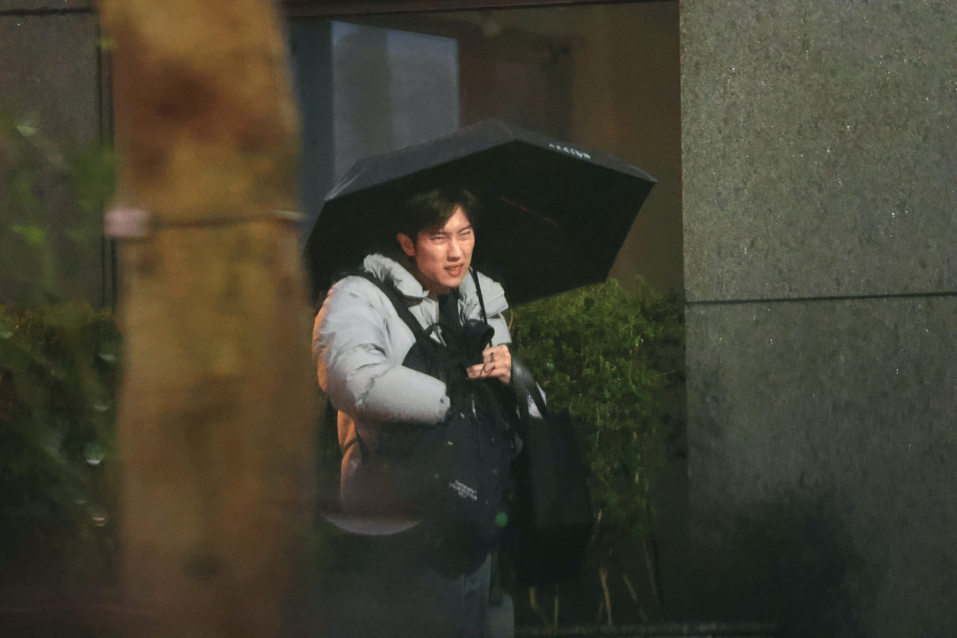 冷天冒雨拍完戲,范姜彥豐收工之後終於能撐著傘離去。