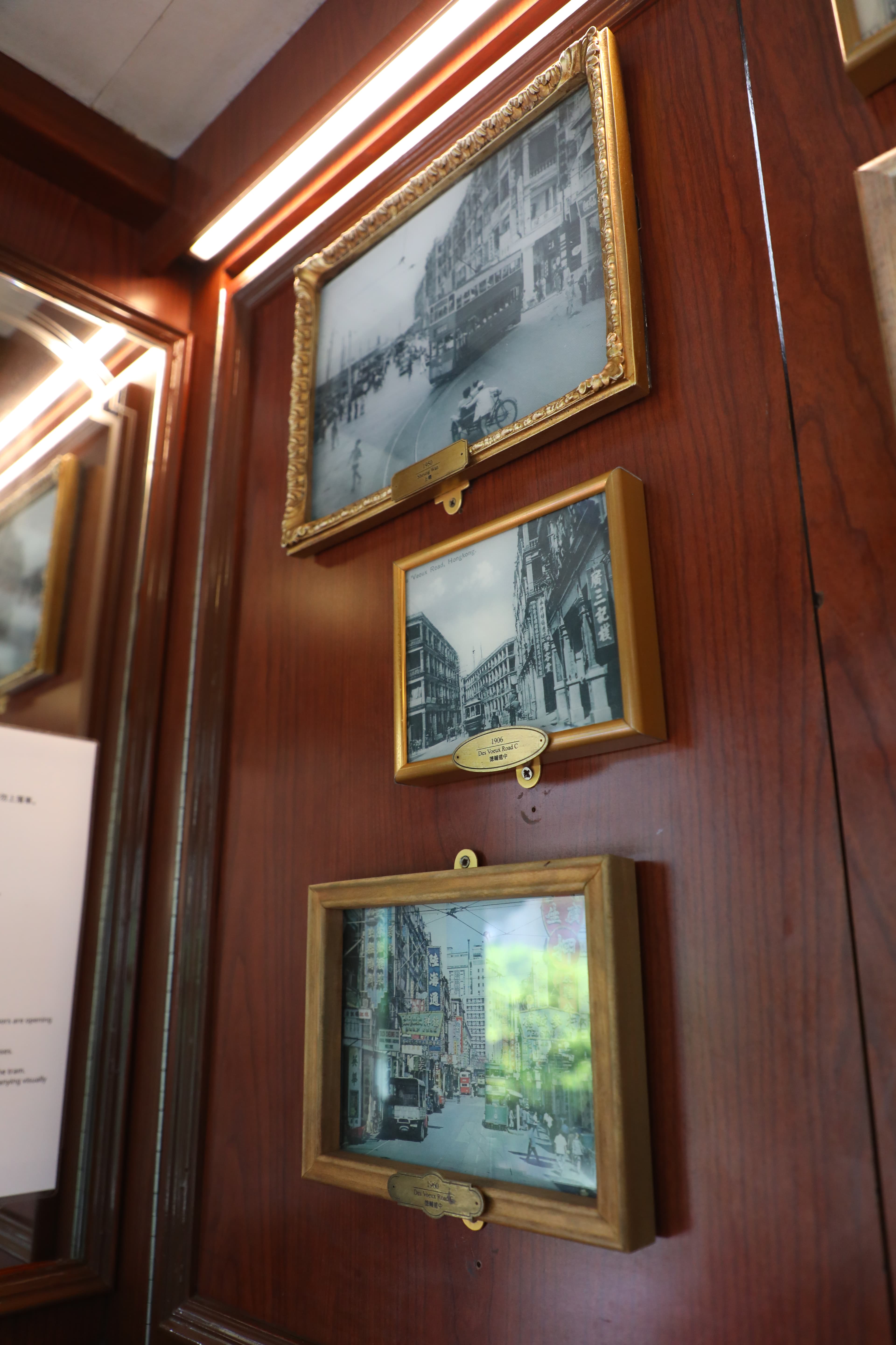 香港電車自1904年通車,已超過百年歷史,電車上展示的黑白老照片訴說著香港的古今。