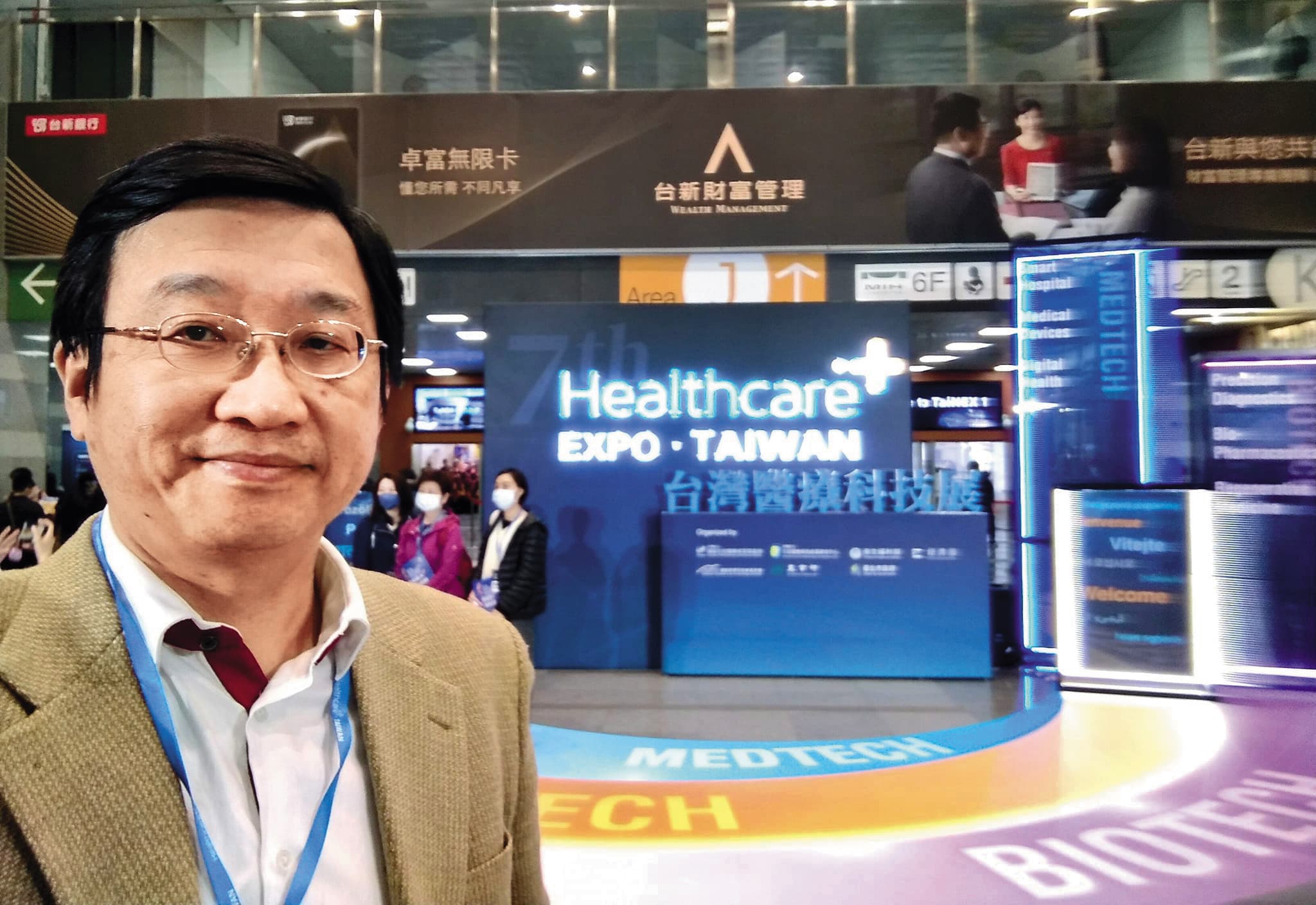 台大副教授邱宏仁表示,台積電赴美投資,等於刨掉台灣晶圓代工的根,台積電股價可能跌到500元以下。(翻攝邱宏仁臉書)