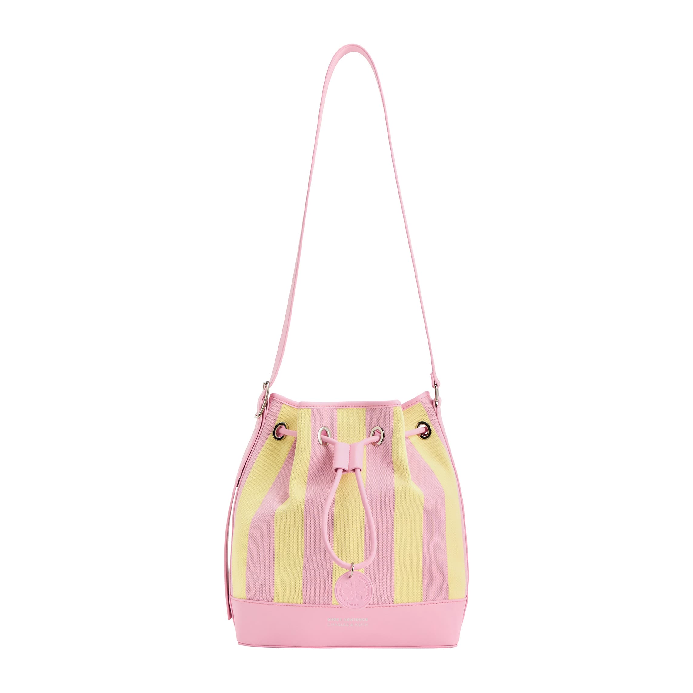 CHARLES & KEITH x Short Sentence粉黃撞色條紋水桶包 NT$3,490(CHARLES & KEITH提供)