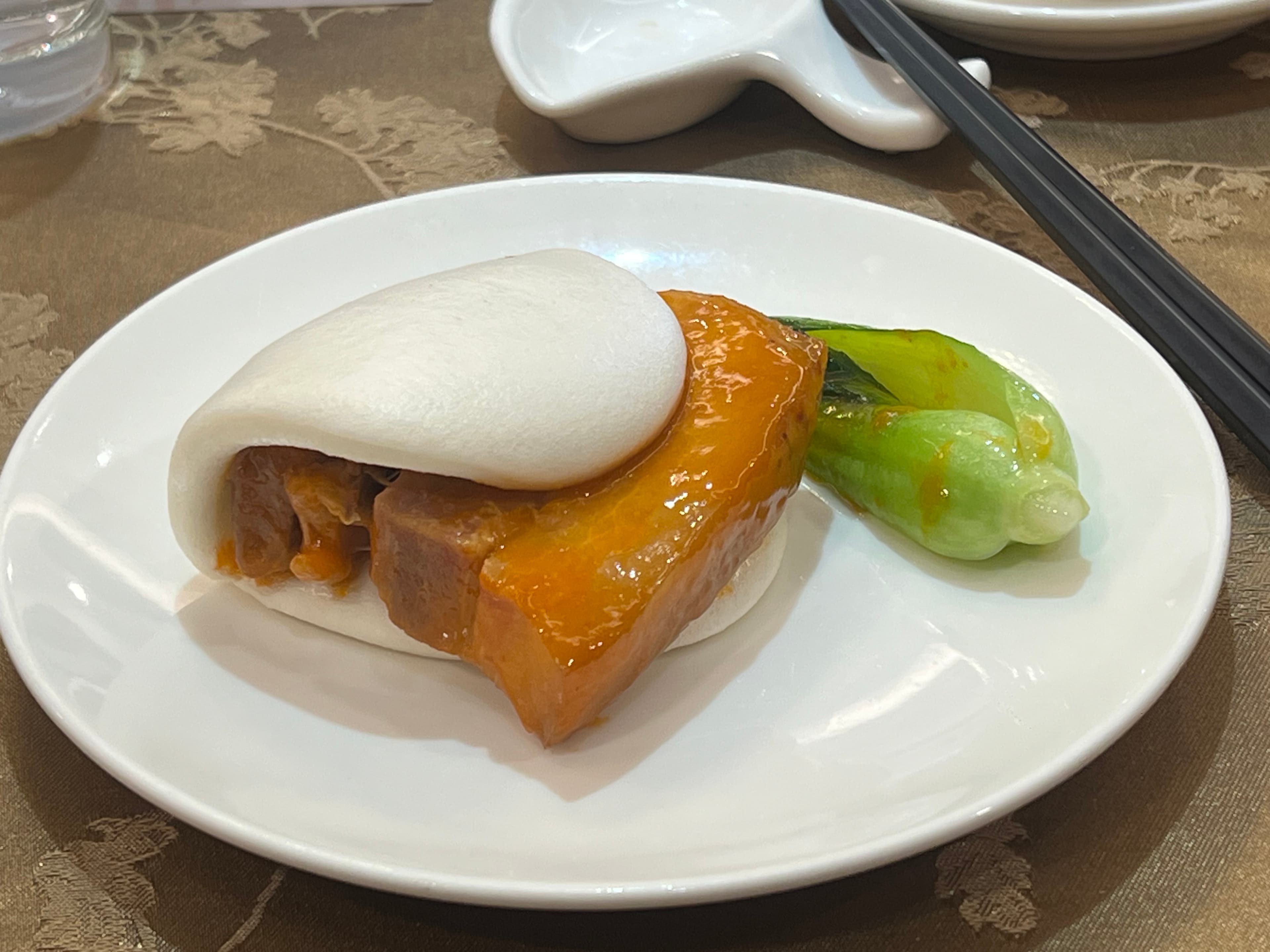 腐乳肉的瘦肉略柴,肥肉有些膩口。