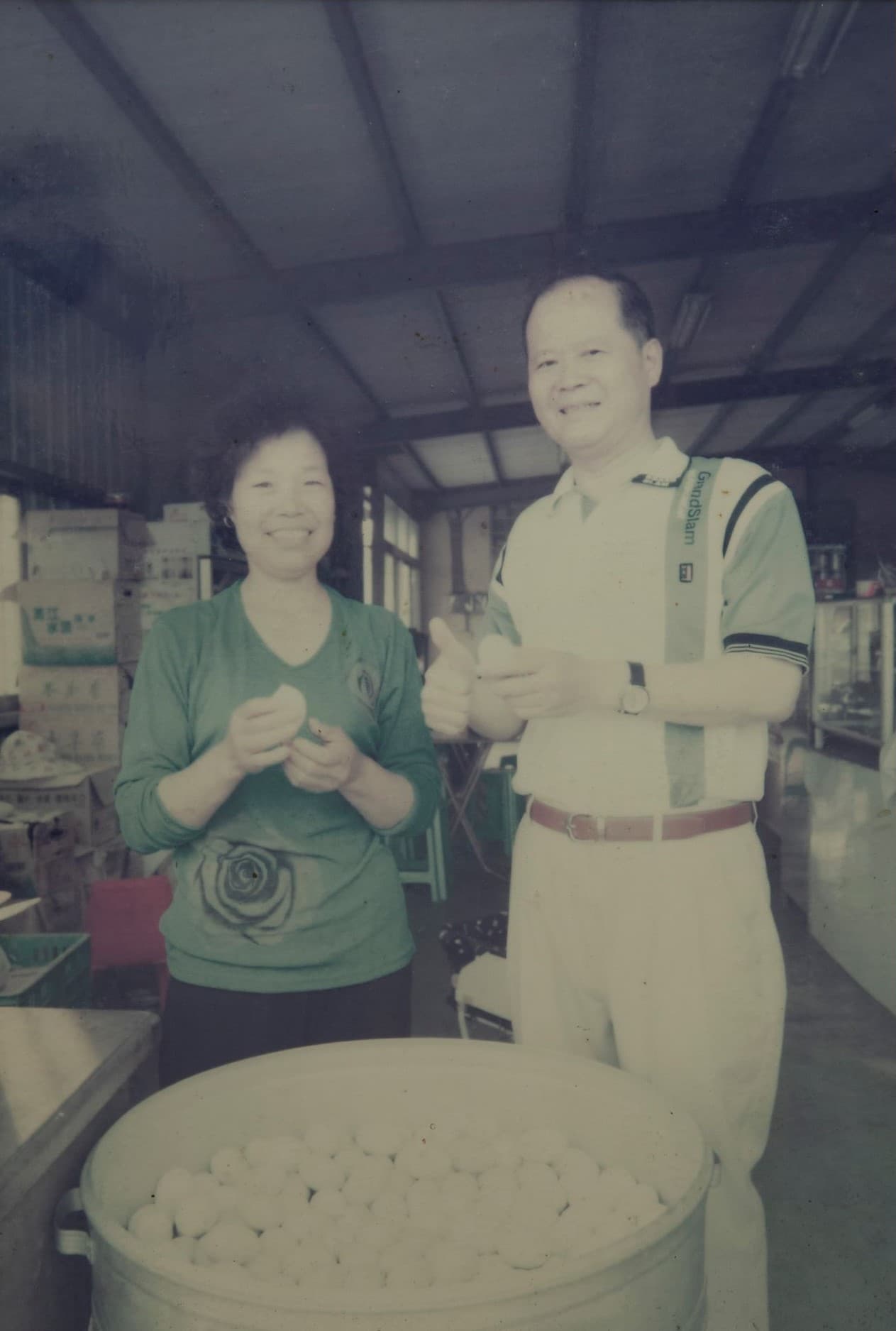 30年前老姜的店鐵皮屋時代，許緞在西濱公路賣鴨蛋已經很有名，連當時的新竹縣長鄭永金都曾來捧場。(老姜的店提供)