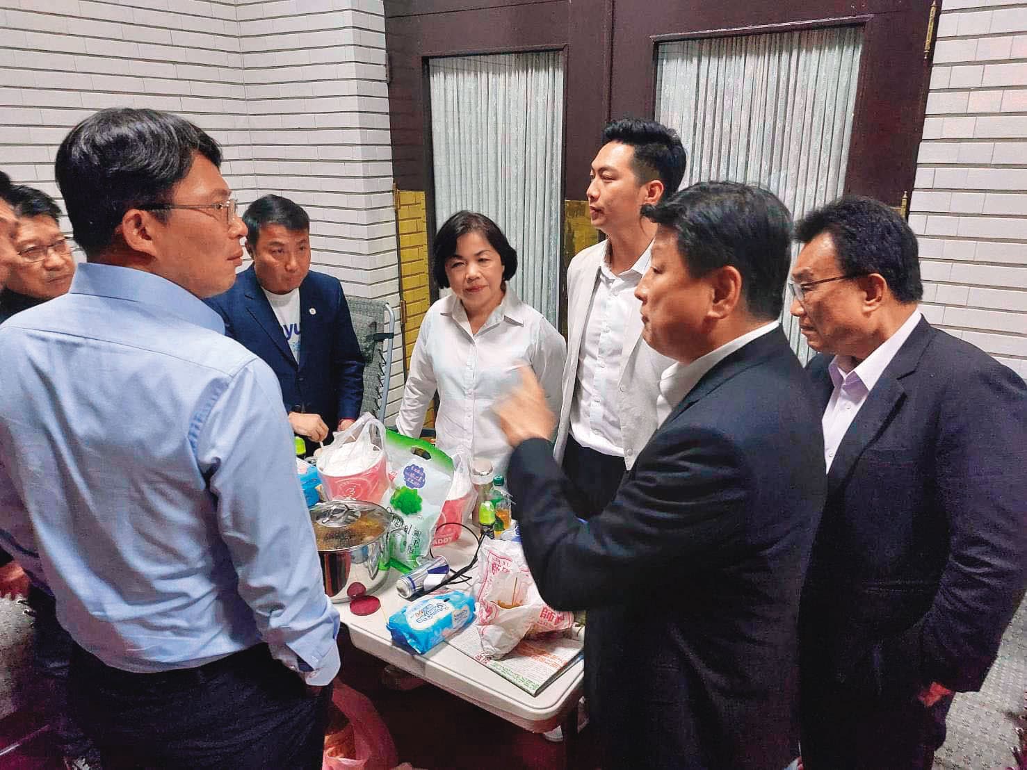 為防止民進黨團杯葛國會職權修法,國民黨團16日發起夜宿行動,24小時輪班固守立院議場大門。(翻攝楊瓊瓔臉書)