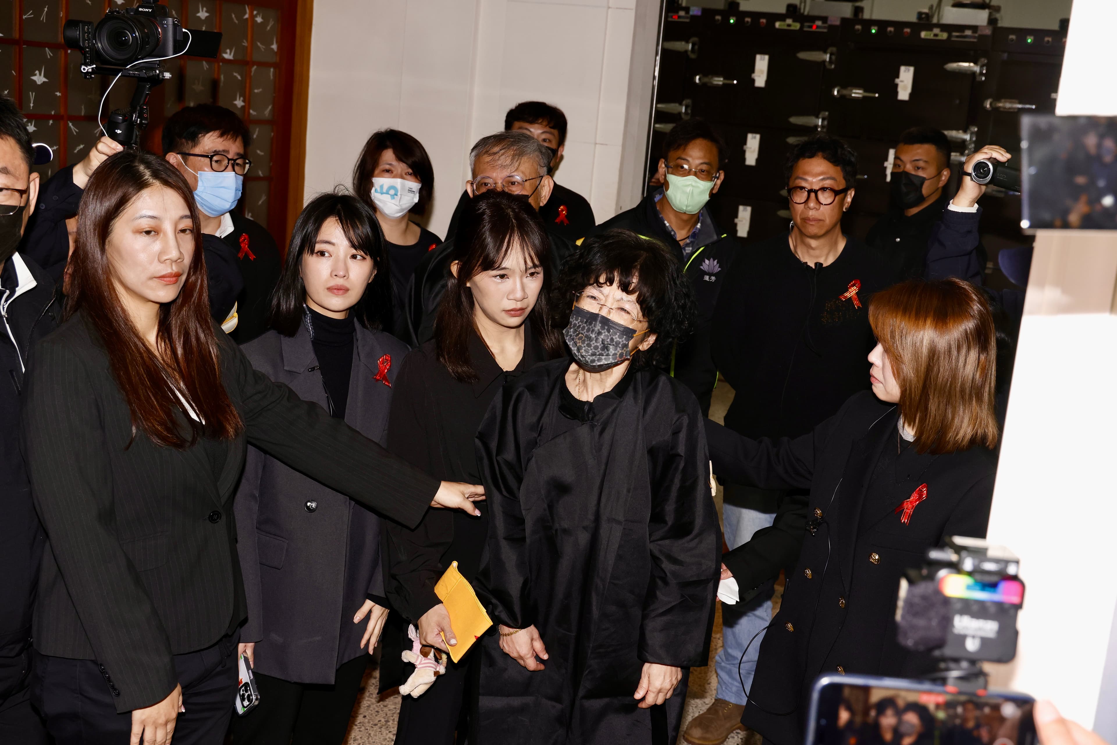 陳佩琪情緒潰堤,怒喊「政治干預、司法迫害」。