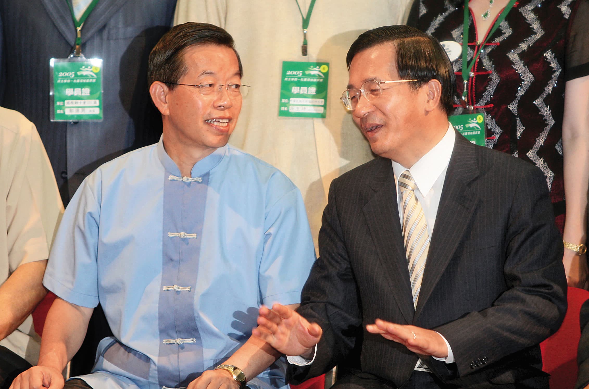 2008年總統大選,民進黨參選人謝長廷(左)陣營,決議建請時任總統陳水扁(右)辭職以利逆轉選情。(資料照片)