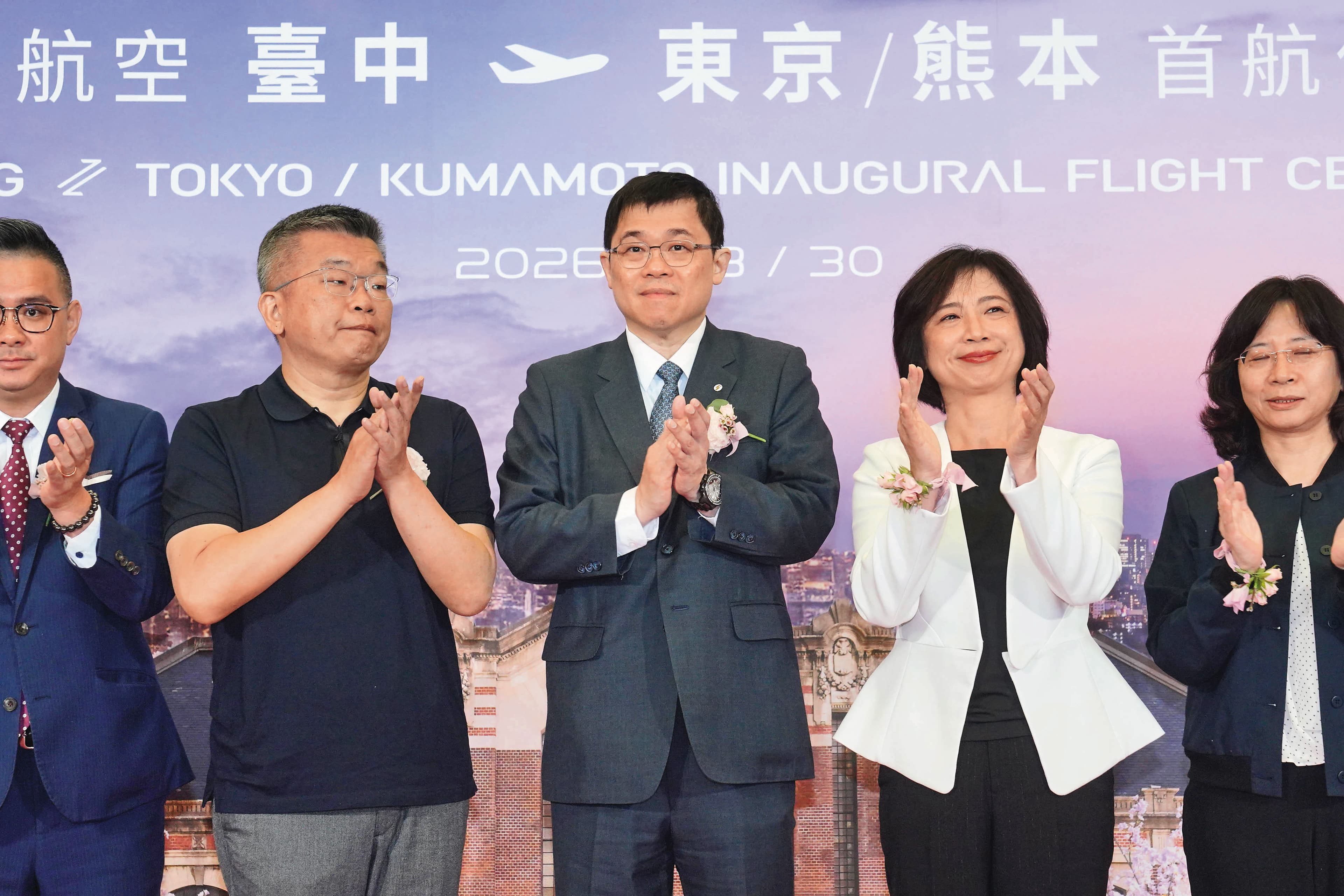 張國煒（左2）出席首航典禮，自信展現布局決心。
