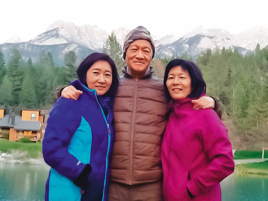 香港民主作家李怡(中)與2位女兒李小蕾(右)及李小蓓(左)感情深厚,他2022年暫居台灣期間病逝後,爆出新婚遺孀邱近思與女兒爭產案。(翻攝李怡臉書)