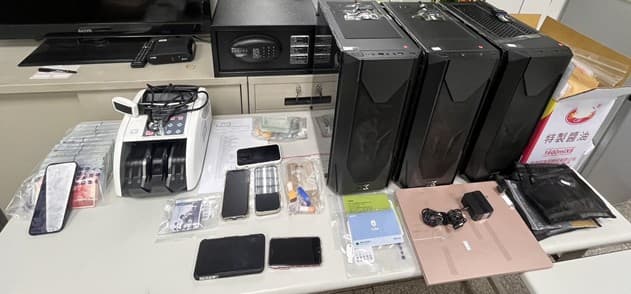 檢警查扣許多電腦、手機作案道具。(中檢提供)