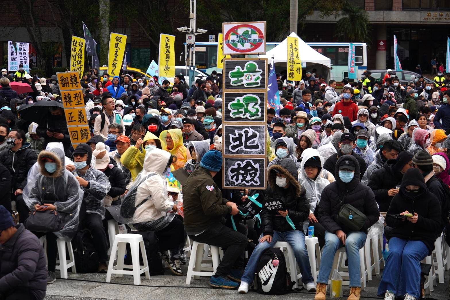 民眾黨為前主席柯文哲發起111釘孤枝抗議集會,前統促黨主席林正杰亦到場力挺。