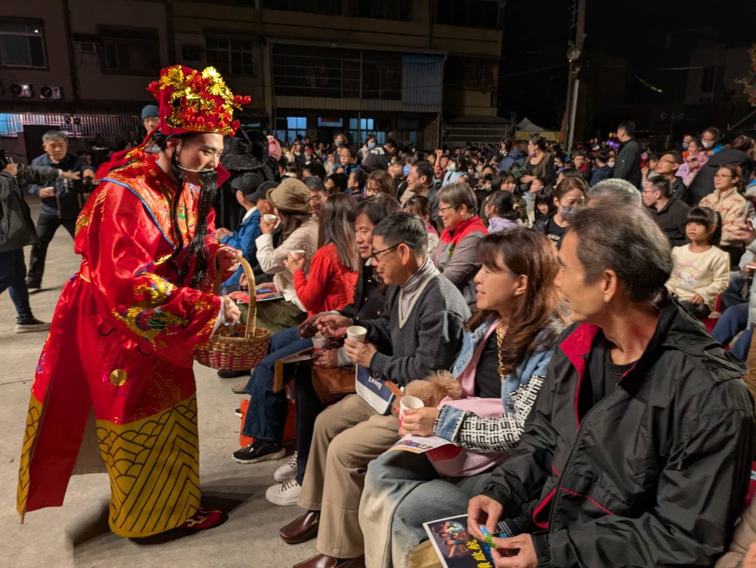 農曆年腳步越來越近，財神爺也來紙風車368藝術工程送財送祝福。（紙風車文教基金會提供）