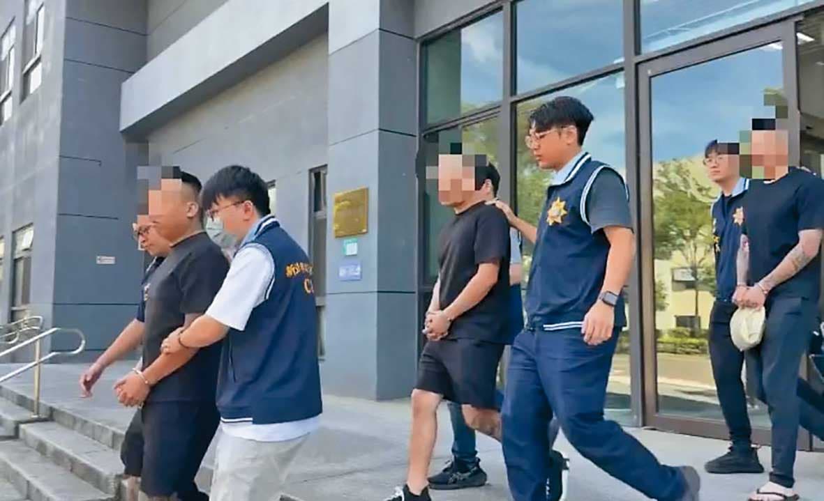 竹聯幫豹堂、太極堂成員曾被查獲設立喪屍菸彈分裝工廠,並透過網路社群與非法電子菸商販售。(翻攝畫面)