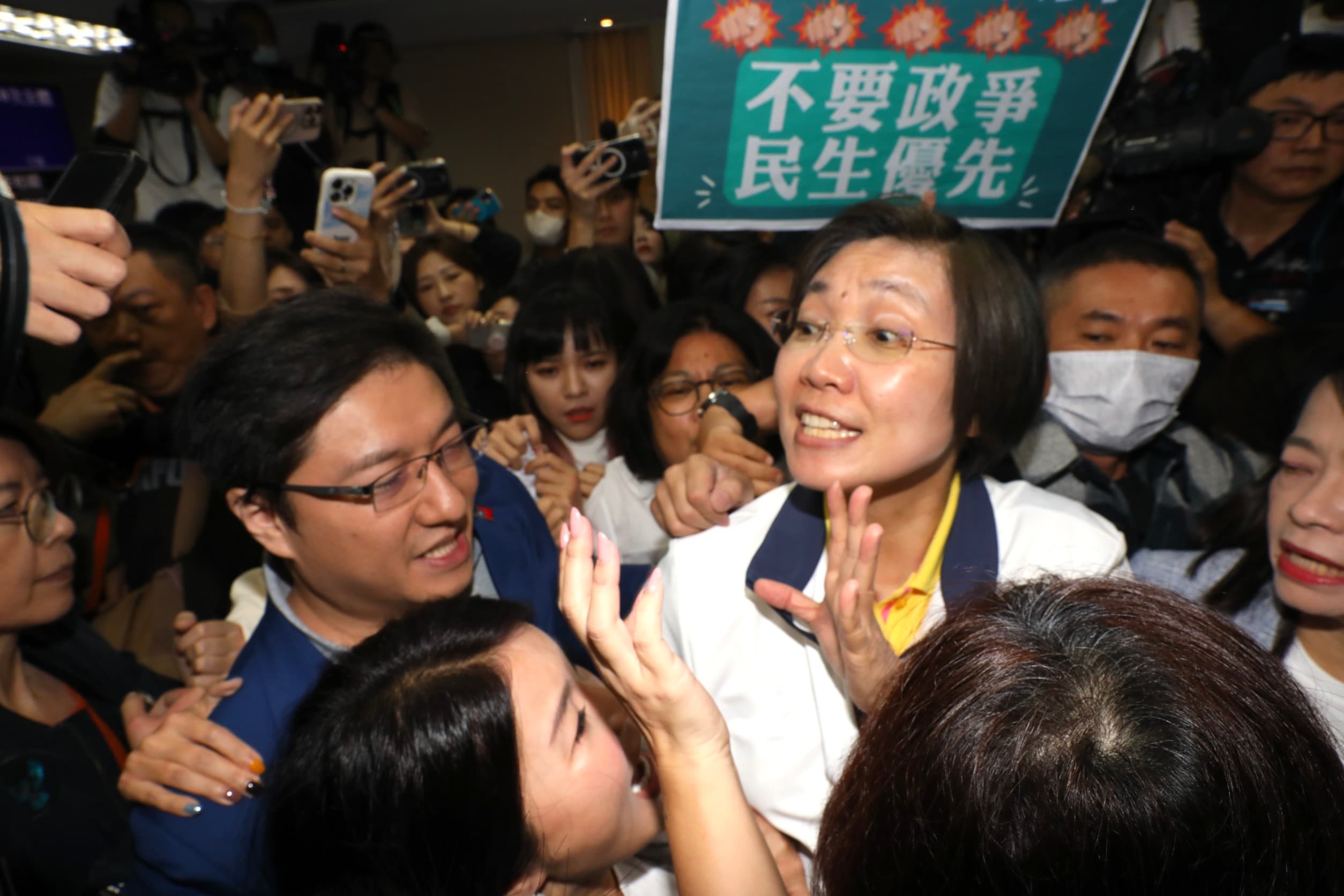 國民黨籍召委徐欣瑩突襲排審許宇甄的《選罷法》修正案,引發綠營抗議杯葛。
