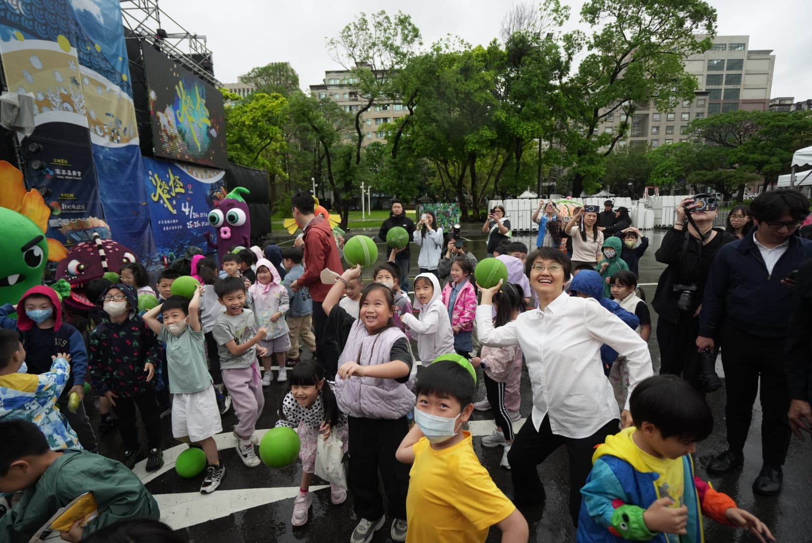 貴賓與小朋友一起丟柚子幫助燈燈國王。(紙風車提供)