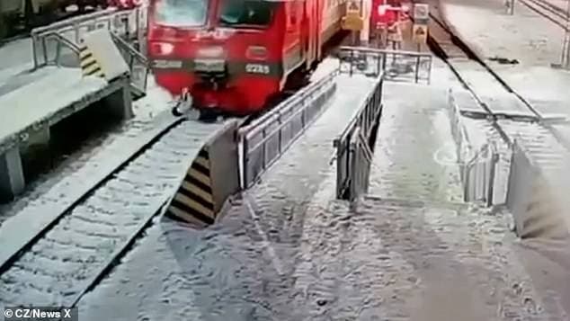 妹子被列車輾壓,最後幸運生還。(翻自《每日郵報》)