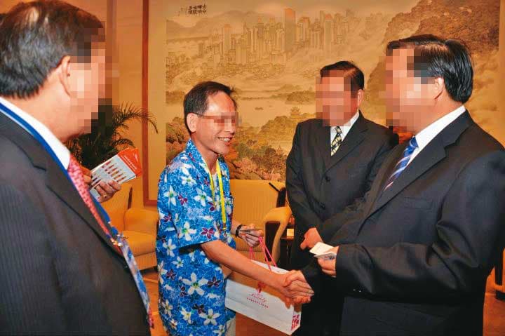 某生技公司經營一甲子,在業界小有名氣,蘇姓董事(左)也在其中擔任要職。(翻攝臉書)