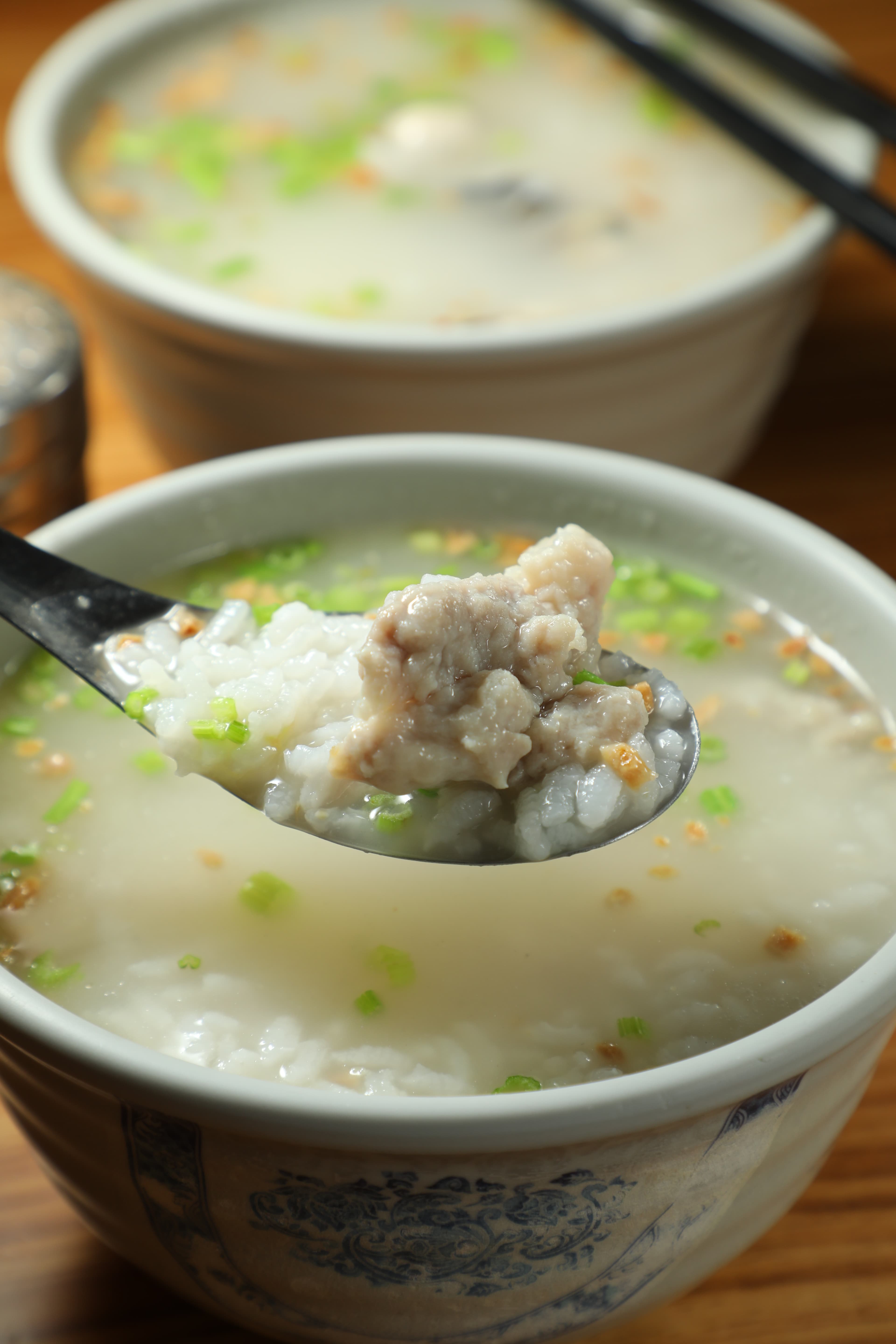 台式做法的「肉粥」有芹菜珠仔與油蔥提味。(80元/碗)