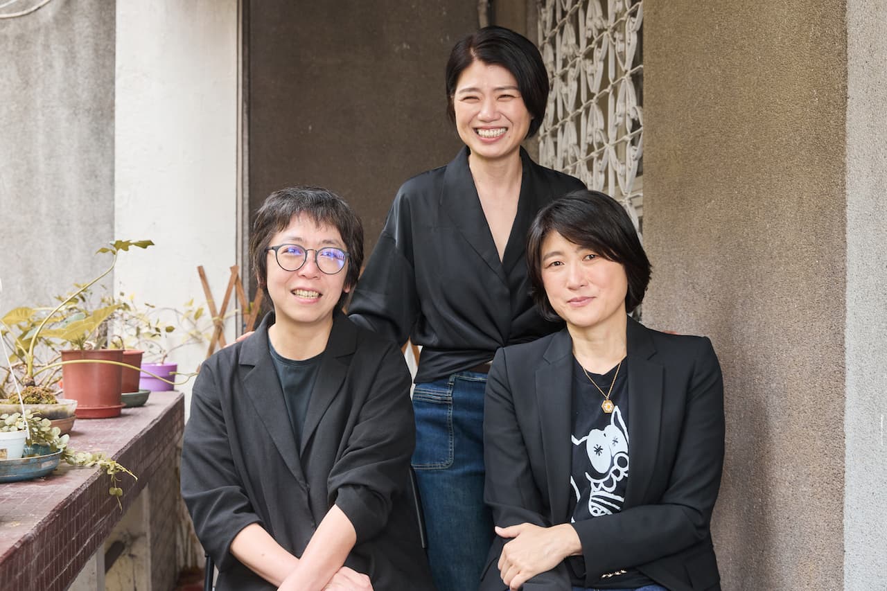 製作人丁長鈺(右起)、編導嚴藝文與監製於蓓華攜手打造愛情輕喜劇《欠妳的那場婚禮》。