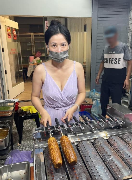 據悉這家烤玉米還有奶酥等特殊口味,老闆娘十分熟練現烤玉米。(翻攝臉書社團「高雄揪出遊」)