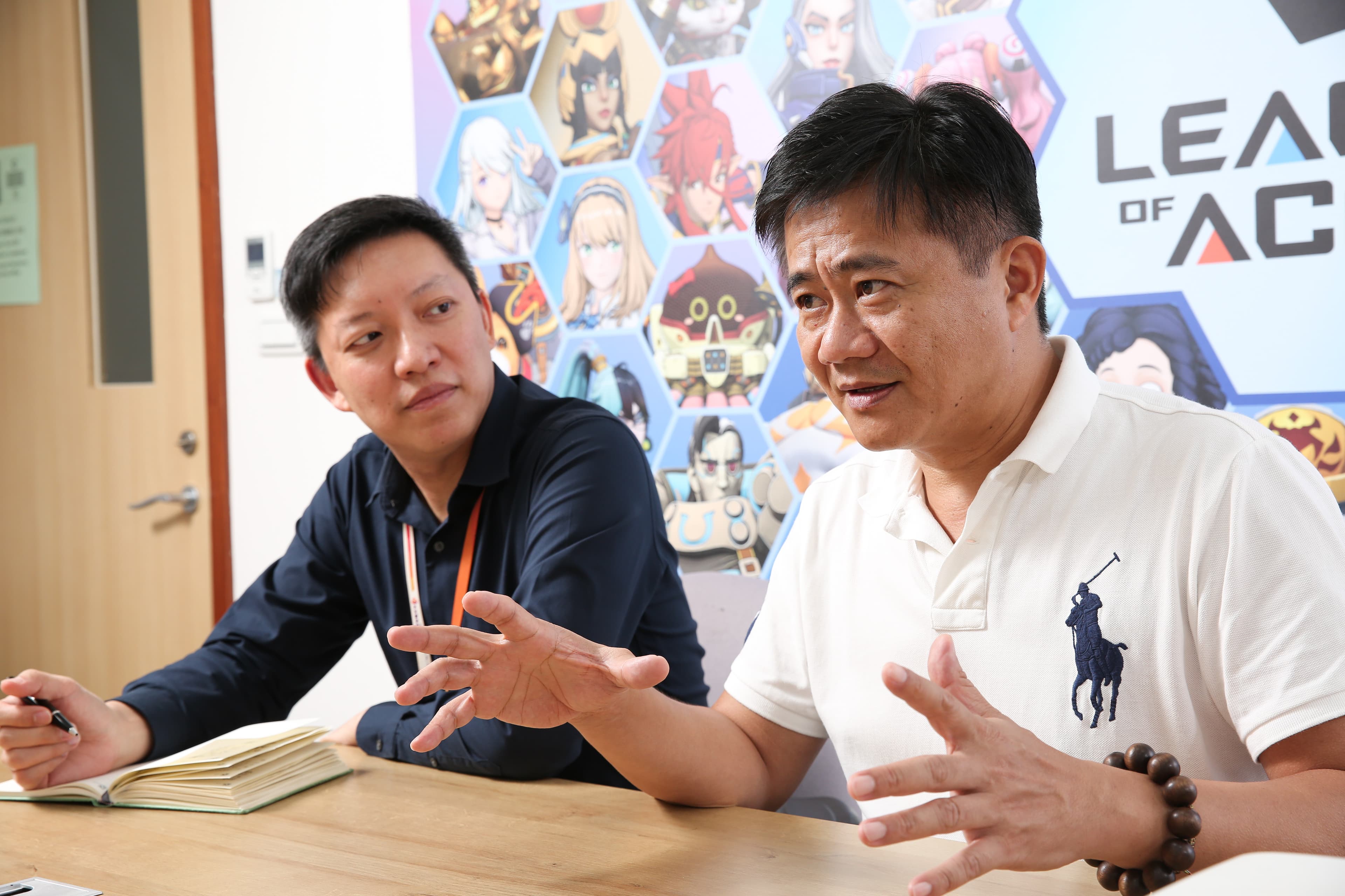 洪英超(右)透露遊戲將融入Web3概念,林志帆(左)表示相關的「紙娃娃系統」正在開發中。