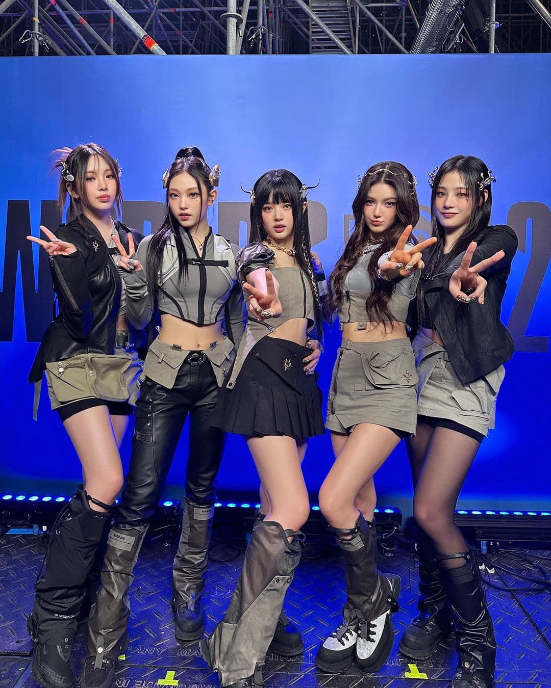 NewJeans成員以精靈女英雄造型在2023英雄聯盟世界大賽帶來開幕表演。(翻攝NewJeans INS)