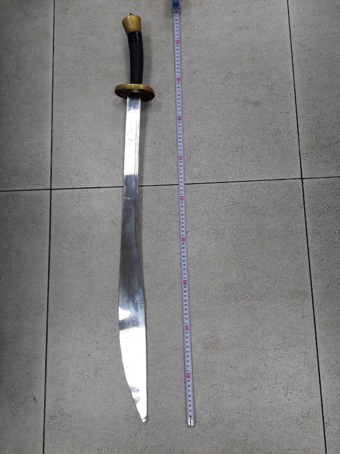 警方查扣男子的武術長刀,含刀鞘約有1米長。(翻攝畫面)