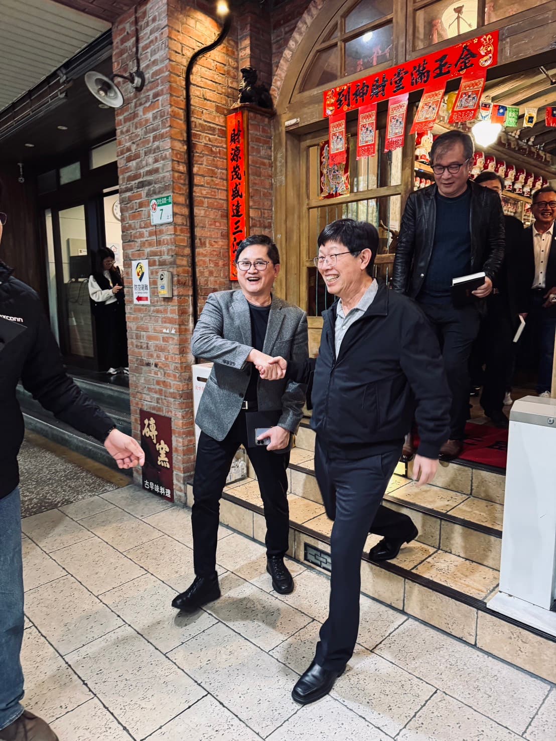 童子賢與劉揚偉連袂步出餐廳,留下握手合影。