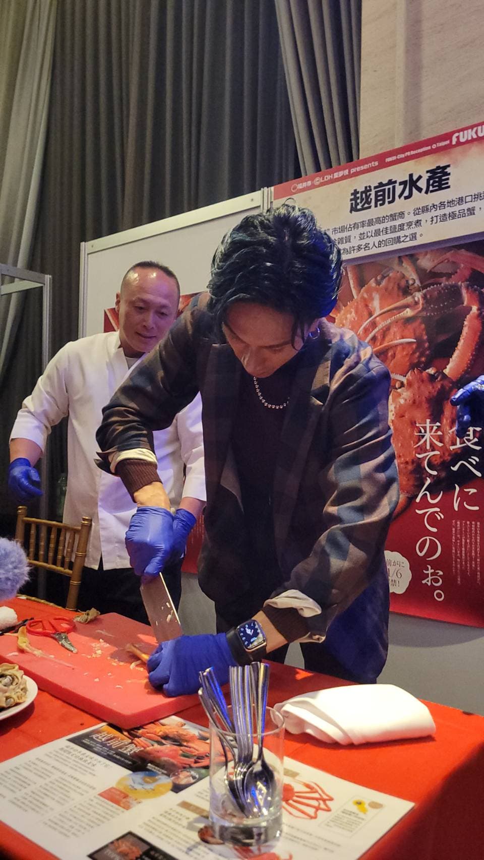 「福井市美食推廣大使」橘Kenchi在現場品嘗越前蟹喊「完美!」(溫雅雯攝)