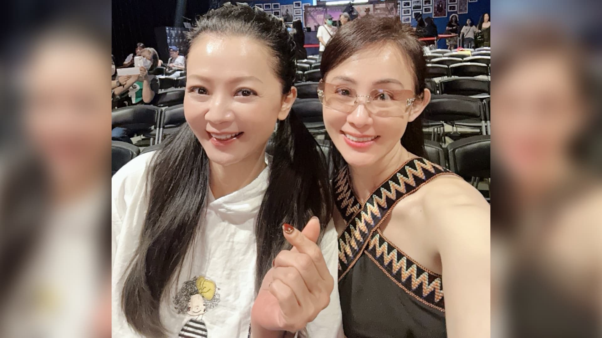 兵家綺在閨蜜高欣欣的大力推薦下,鼓起勇氣踏出老花雷射的關鍵一步,透過澄清眼科邁向清晰新視界。