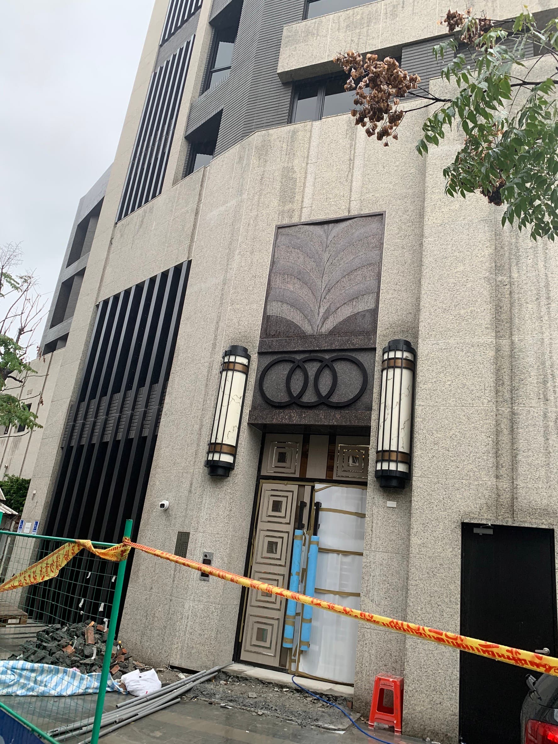內湖新明路一處新落成建案昨晚發生裝潢工人離奇雙屍命案。(翻攝畫面)