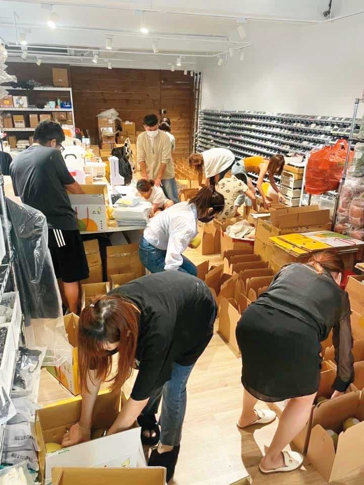 疫情3級警戒時，冉冉瀕臨倒閉，楊智淵突發奇想讓員工開團賣柚子。（冉冉提供）
