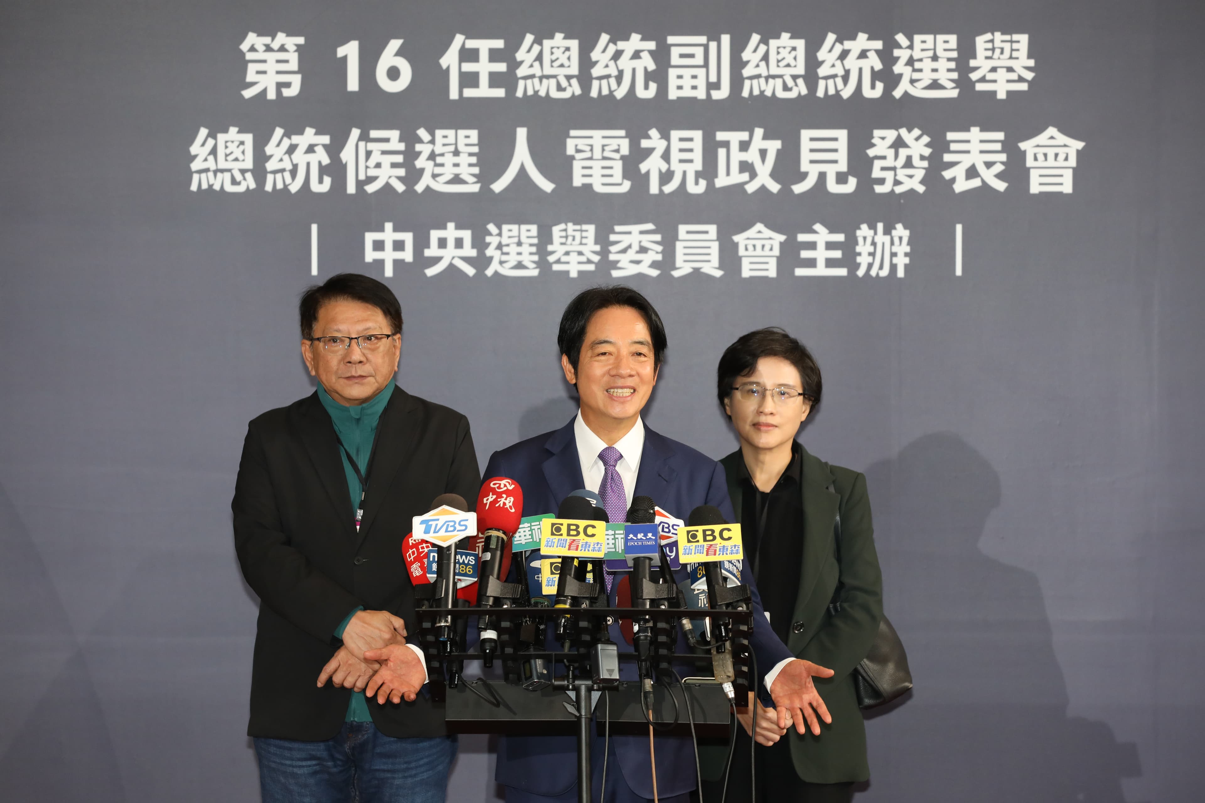 賴清德在政見發表會後,接受媒體訪問。