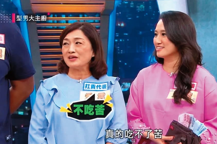 瑄瑄(右)婚後經常帶著媽媽宋秀雲(左)上節目跑通告。(翻攝自三立)