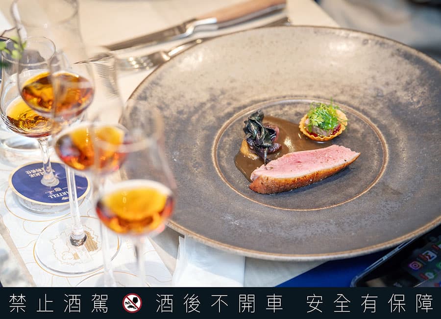 法國名菜煙燻胭脂鴨,搭配散發著黑櫻桃和香料氣息的馬爹利「VSOP小香檳區干邑」,營造溫暖歡愉節慶氣氛。