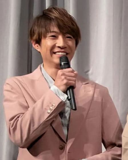 相葉雅紀2019年將交往10年的女友娶進門。(翻攝《FLASH》)