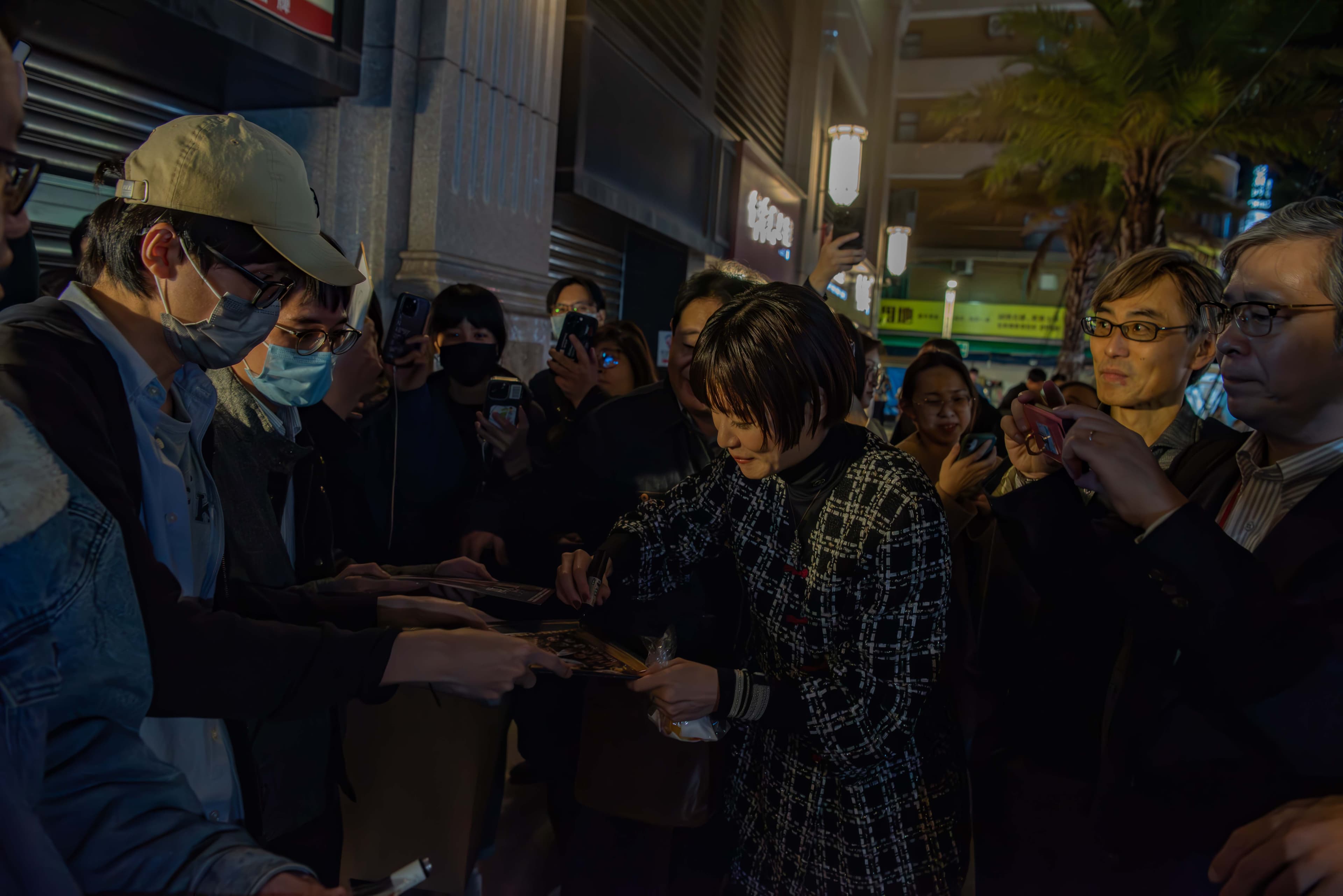 上野樹里遇到粉絲索取簽名大方答應,對粉絲們共用簽名筆的善意覺得印象深刻。(天馬行空提供)