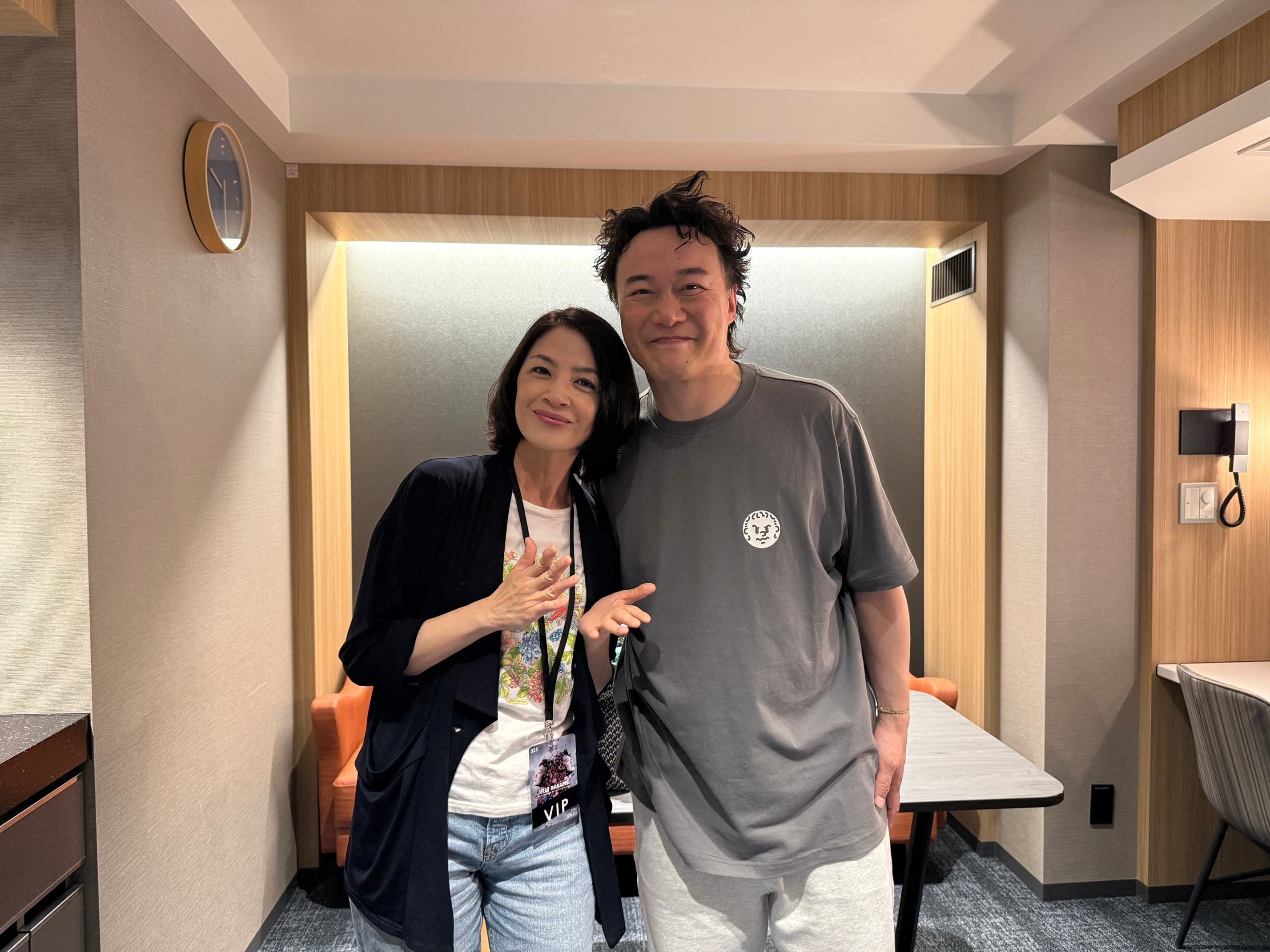 西村由紀江(左)自行購票進場支持Eason,主辦得知後,邀請她到後台跟Eason見面。(環球音樂提供)