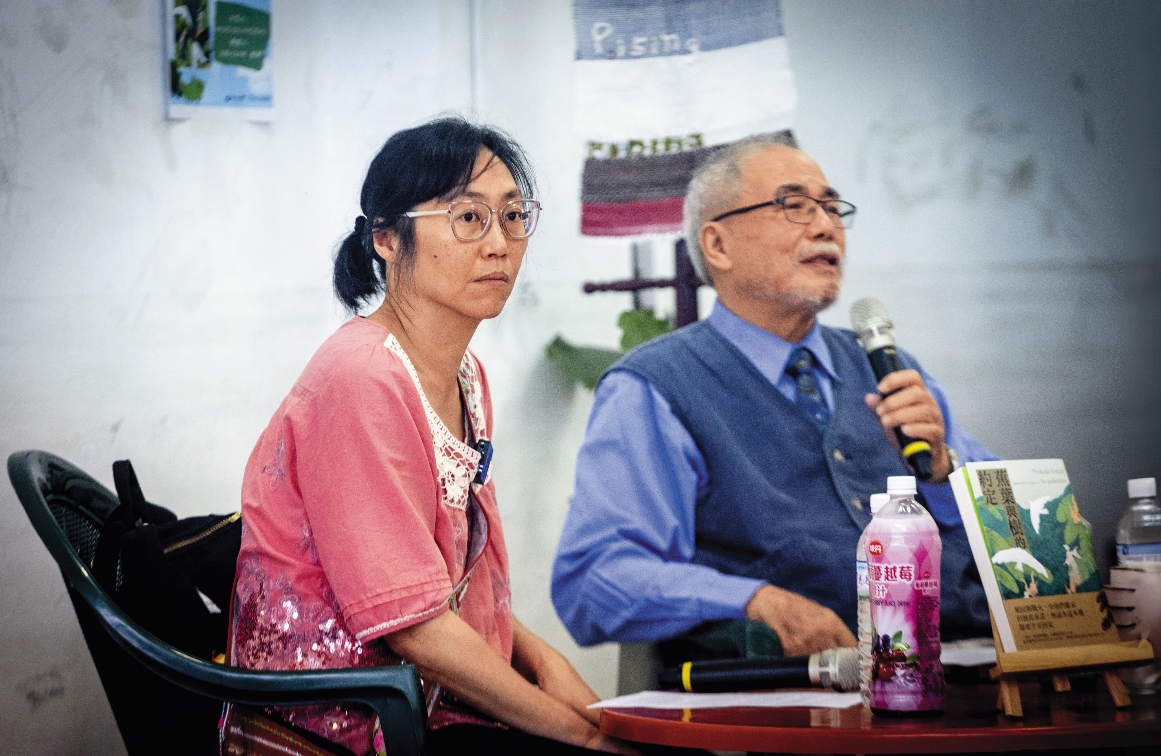 11月23日,Nakao(左)在Pising彼心書店舉行的對談會,對談人是阿美族台灣基督長老教會退休牧師Sing Olam(右)。