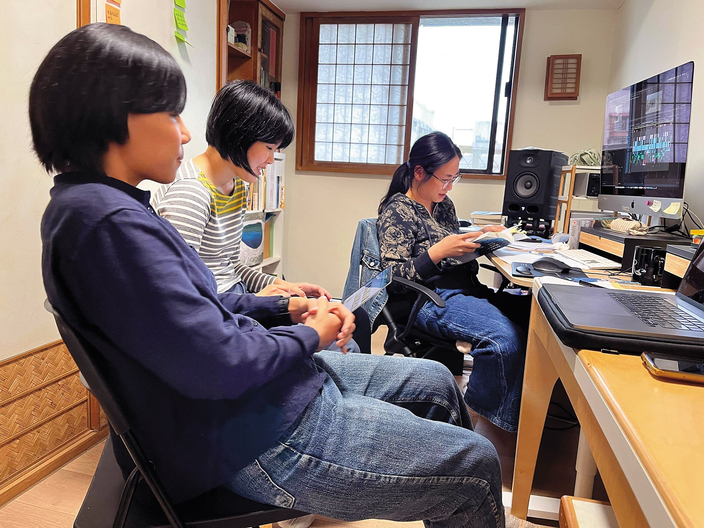 羅苡珊(左起)、陳詠雙與剪輯師林婉玉定期碰面,花半年完成定剪。(羅苡珊提供)