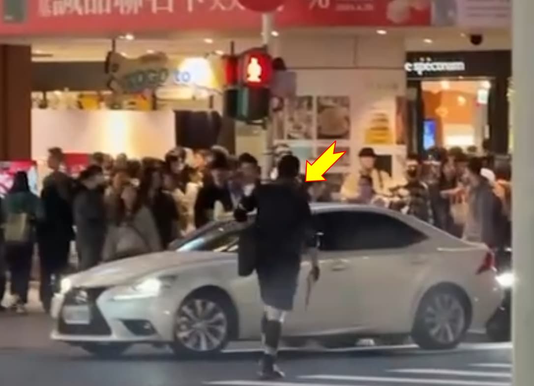 張文返旅館換裝後,來到南京西路上行兇。(翻攝畫面)